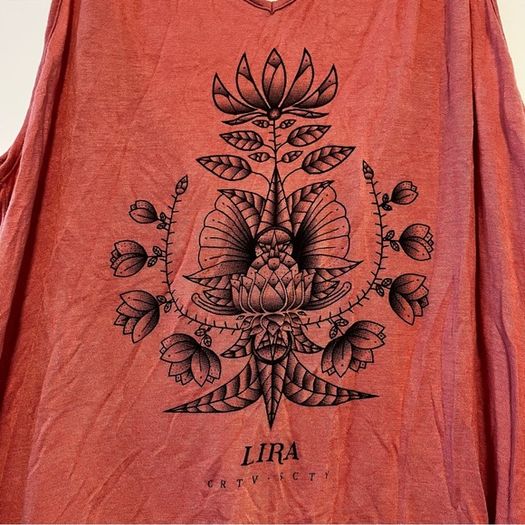 Lira | Graphic Tank Top - Picture 4 of 13